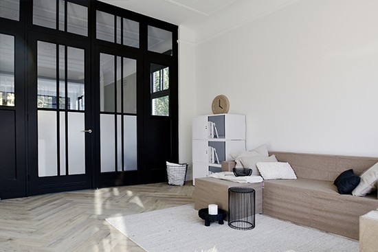 Typisch Roos con divano in cartone Cubiqz e pouf con rivestimento in tessuto bobby e libreria in cartone Fay Typisch Roos con divano in cartone Cubiqz e pouf con rivestimento in tessuto bobby e libreria in cartone Fay