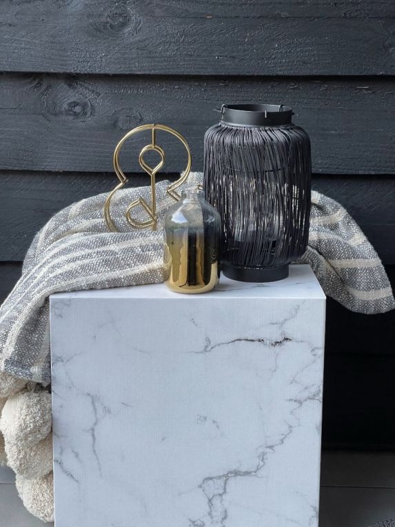 Tavolino / sgabello in cartone con stampa in marmo bianco. Un vero e proprio eye-catcher per mostrare accessori e prodotti. Facile da piegare, aprire, usare, riutilizzare e trasportare