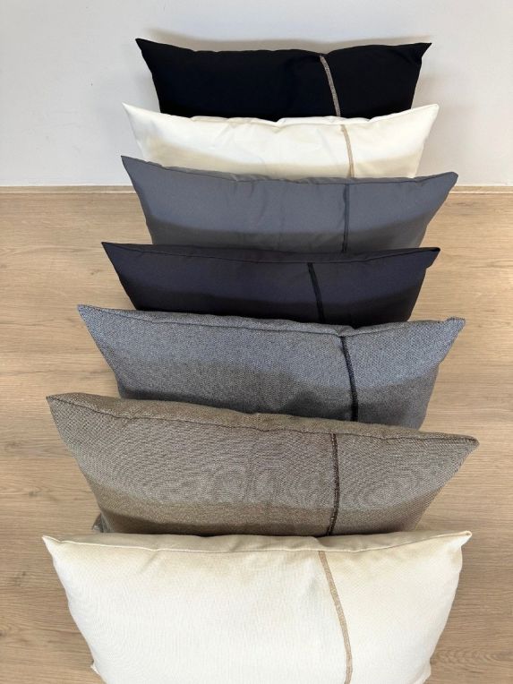 Cuscini nello stesso tessuto scelto per il rivestimento di poltrone e divani Cubiqz