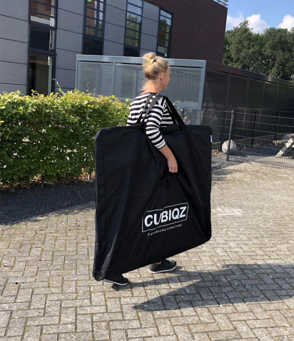 Cubiqz carry bag. Per trasportare e stoccare facilmente i tuoi mobili in cartone e le tue cucine in cartone. Personalizzata, si adatta al bagagliaio di un’auto familiare di dimensioni standard
