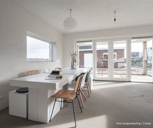 Modulo di cartone in colore bianco dalla finitura satinata.INel caso in cui si preferisca una tavolo più lungo, è possibile combinare due o più tavoli in uno.