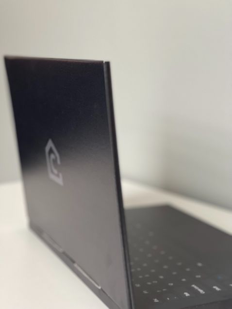 PC portatile finto in cartone. Estremamente realistico grazie alla stampa fotorealistica di una tastiera QWERTY con trackpad e display | Cubiqz