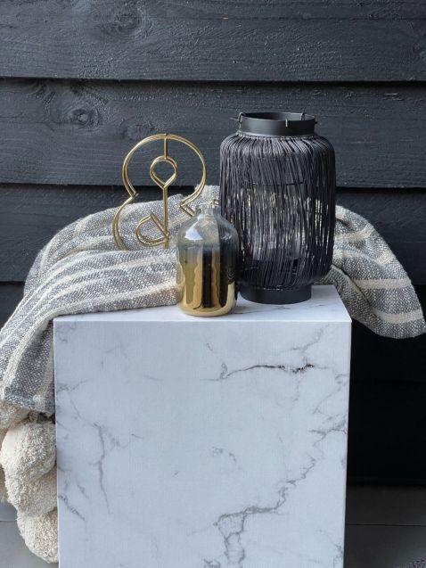 Tavolino / sgabello in cartone con stampa in marmo bianco. Un vero e proprio eye-catcher per mostrare accessori e prodotti. Facile da piegare, aprire, usare, riutilizzare e trasportare