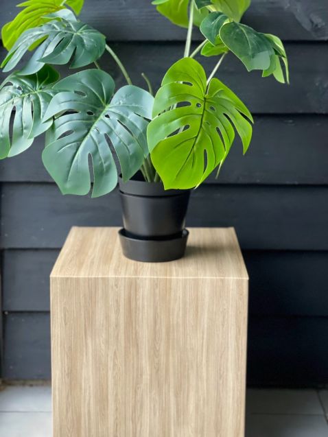 Modulo in cartone effetto legno. Lo sgabello ha diverse applicazioni, per esempio nell’Home Staging (sgabello, tavolino, comodino) o in un negozio come espositore.