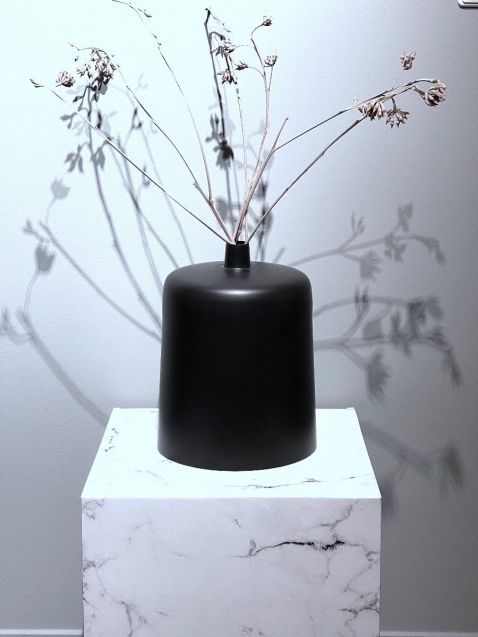 Tavolino | sgabello | in cartone in stampa marmo bianco. Per homestaging, Styling, negozi Pop-Up, expo, fiera, esposizione al dettaglio, (POS display) e altro ancora!