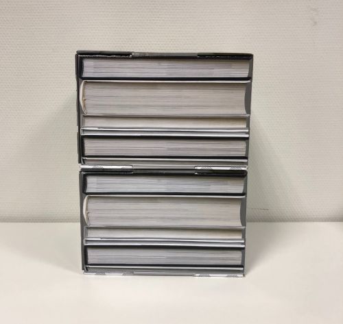 DUE scatole piccole di libri in cartone impilate. Il prezzo si riferisce ad UNA singola scatola libri Cubiqz.