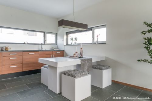 TAVOLO DOPPIO CUBIQZ CON 4 SGABELLI di cartone (il prezzo include 4 sgabelli, non include accessori) UBIQZ DOUBLE TABLE WITH 4 STOOLS from cardboard (price is including 4 stools and excluding accessories)