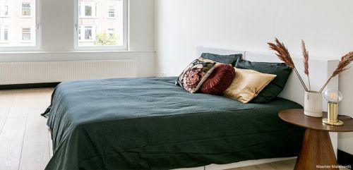 Letto doppio con testiera in cartone per l'Home Staging