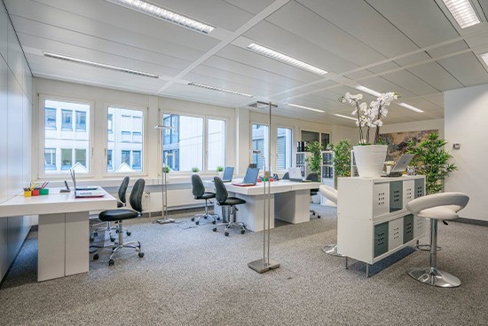 Home Staging Kyburz con mobili in cartone cubiqz per l'allestimento di uffici