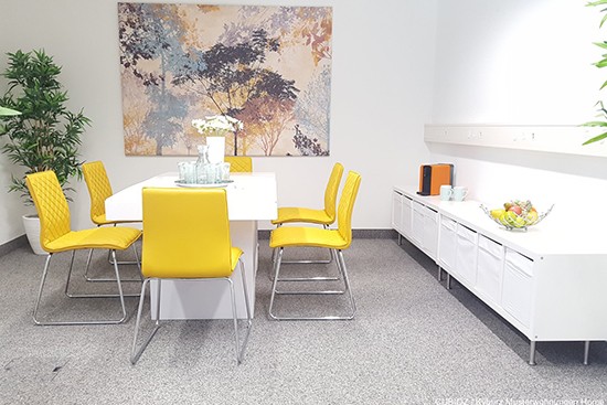 Allestimento ufficio con tavolo in cartone cubiqz Allestimento ufficio con tavolo in cartone cubiqz