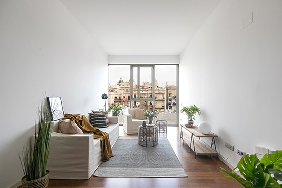 A Home BCN con divano in cartone Cubiqz e sedia con rivestimento in tessuto Off White A Home BCN con divano in cartone Cubiqz e sedia con rivestimento in tessuto Off White