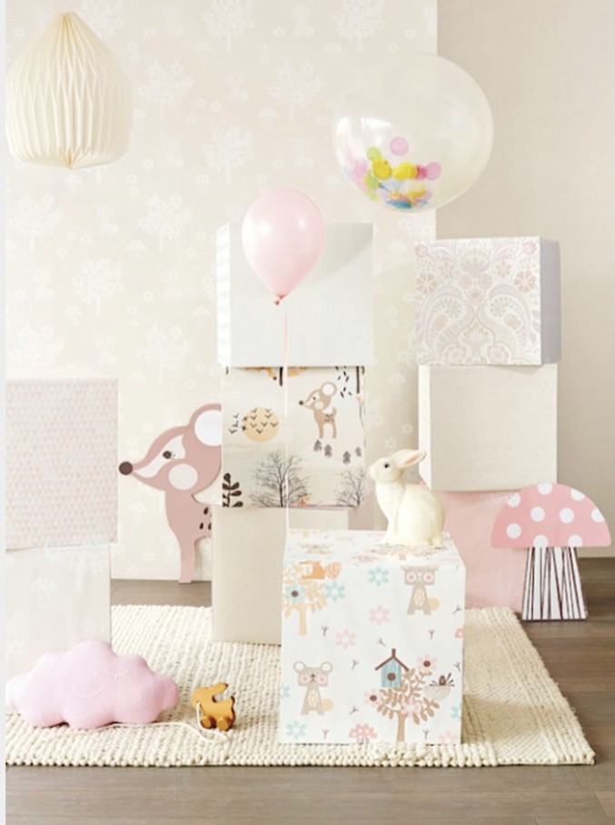 coprire il nostro pillar di cartone o il nostro tavolino/comodino di cartone con un piccolo pezzo di carta da paratine